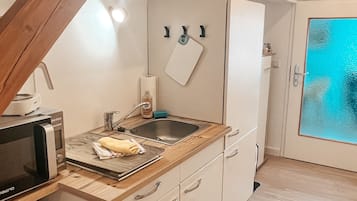 Kühlschrank, Mikrowelle, Herdplatte, Wasserkocher mit Kaffee-/Teezubehör