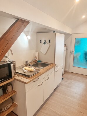 Refrigerador, microondas, parrilla de estufa y cafetera y tetera