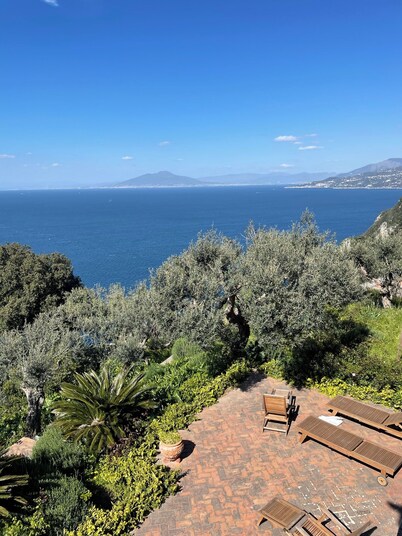 Cesina Home | Apartment in Historic Villa with Panoramic Terrace