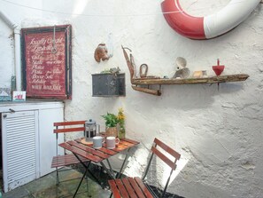 Outdoor dining - Tillerman Cottage (Appledore) Devon (Appledore)