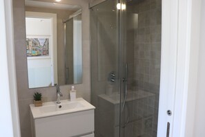 Dusche, Haartrockner, Handtücher
