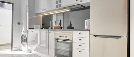 Réfrigérateur, un four, surface de cuisson, lave-vaisselle