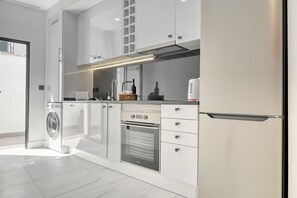 Fridge, oven, stovetop, dishwasher