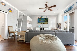 Smart TV, videojuegos, futbolito y libros 