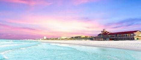 Playa en los alrededores, camastros y toallas de playa