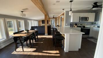 Jääkaappi, mikroaaltouuni, uuni, liesi