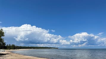 Sur la plage, chaise longue, serviettes de plage