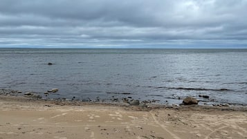 在海滩、沙滩椅、沙滩毛巾