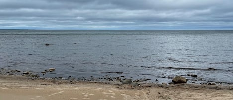 在海滩、沙滩椅、沙滩毛巾