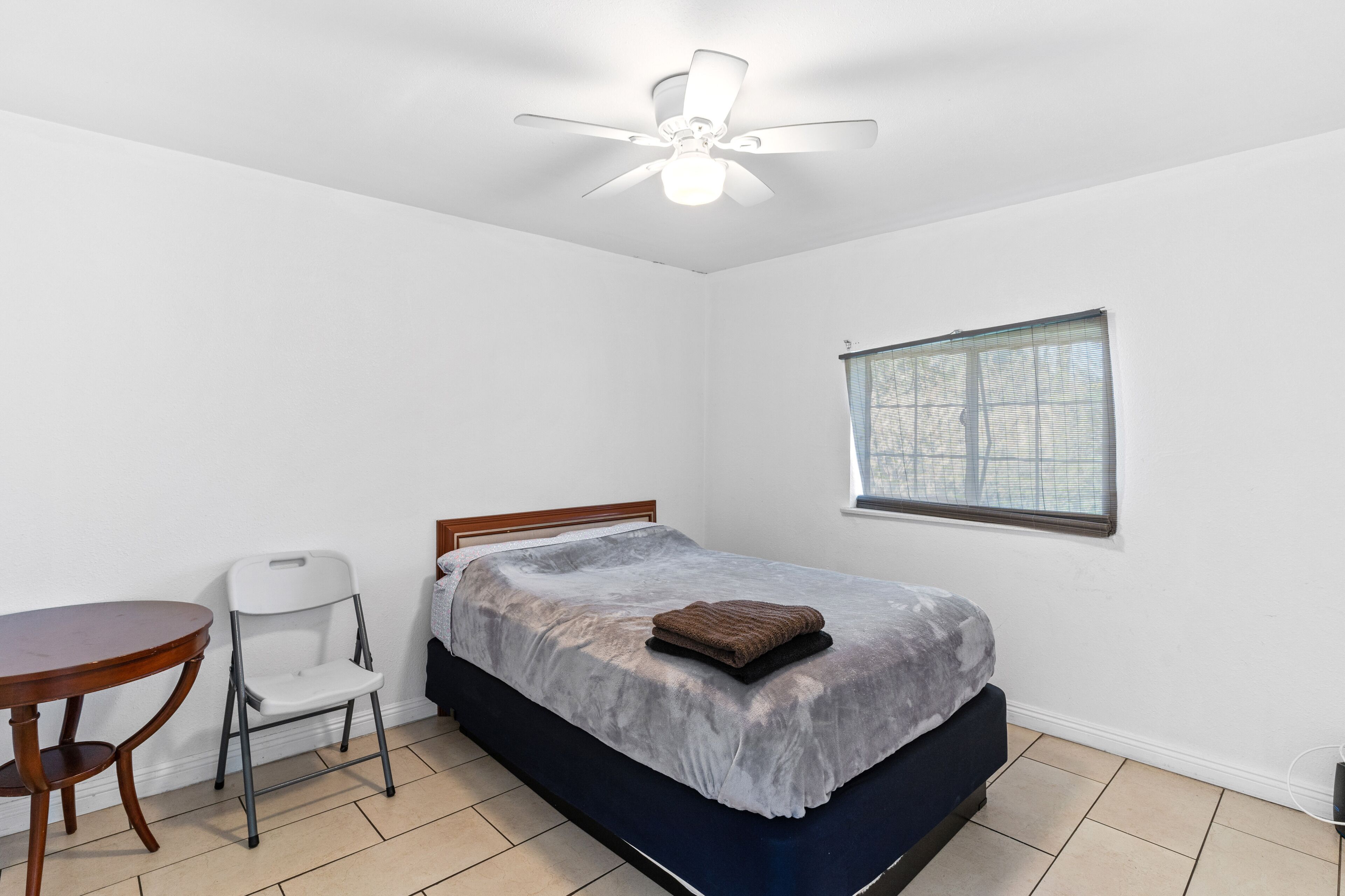 Cozy 2b1b guest house with fruit trees in backyard