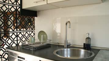 Een koelkast, een kookplaat, een vaatwasser