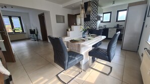 Una cocina moderna con comedor.