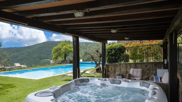 A hot tub with a view of a swimming pool and mountains. - Villa Olivi Pool by Geco Vacation Rentals (Pergine Valdarno)