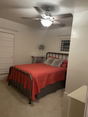 4 Schlafzimmer, Bügeleisen/Bügelbrett, Reisekinderbett, WLAN