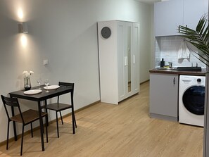 Deluxe Studio Suite, Kitchen, Ground Floor | In-room dining