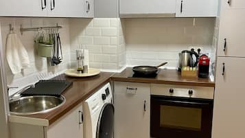 Deluxe Studio Suite, Kitchen, Ground Floor | Private kitchen | Full-sized fridge, oven, stovetop, espresso maker
