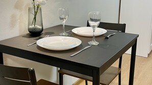 Estudi en suite Deluxe, cuina, planta baixa | Zona de menjador de l'habitació
