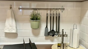 Estudi en suite Deluxe, cuina, planta baixa | Cuina privada | Cafetera exprés, cafetera i tetera, frigorífic gran i forn 