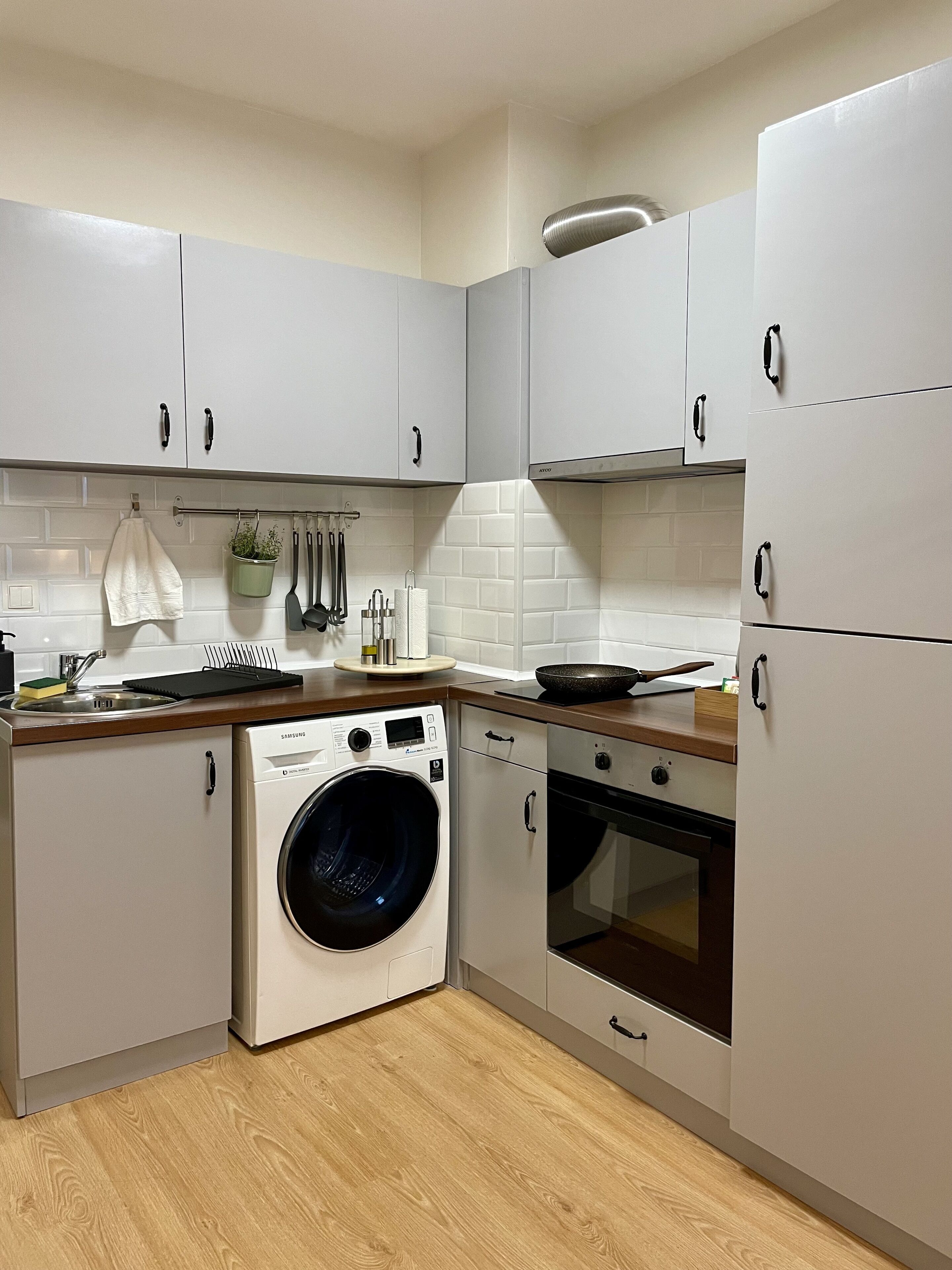 Deluxe Studio Suite, Kitchen, Ground Floor | Private kitchen | Full-size fridge, oven, stovetop, espresso maker