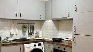 Estudi en suite Deluxe, cuina, planta baixa | Cuina privada | Cafetera exprés, cafetera i tetera, frigorífic gran i forn 