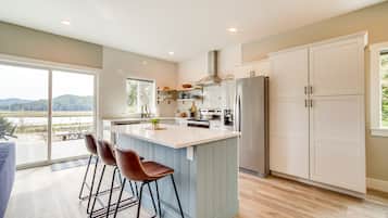 Fridge, microwave, stovetop, dishwasher