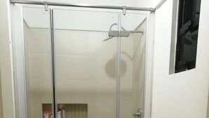 تجهيزات دش، مجففات شعر، مناشف، صابون