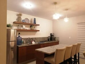 Full-size fridge, microwave, blender, cookware/dishes/utensils - Penthouse La paz (Mazatlán)