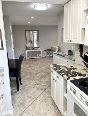 Fridge, microwave, oven, stovetop - Steps from the beach on Longboat Key (Longboat Key)