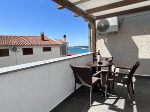 Outdoor dining - One Bedroom Apartment with Terrace (Brodarica)