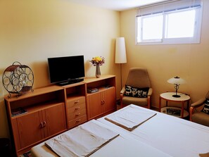 1 間睡房、書桌、熨斗/熨衫板、可攜式嬰兒床