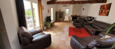 Télévision, lecteur de DVD, table de tennis de table, livres