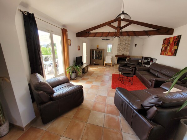 TV, DVD player, ping pong, books