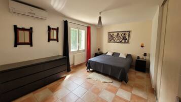 3 bedrooms, iron/ironing board, travel crib, free WiFi