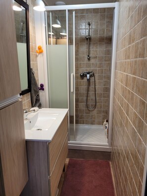 Dusche, Haartrockner, Seife, Shampoo