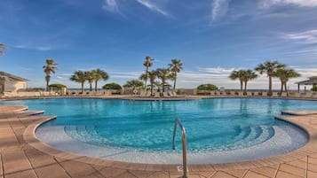 Una piscina techada, una piscina climatizada
