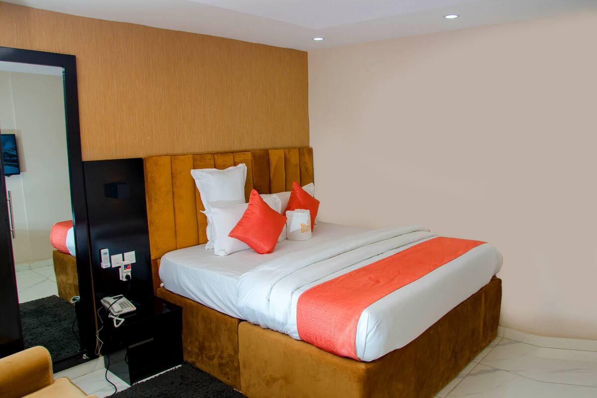 Executive Single Room, 1 King Bed, Refrigerator, Executive Level | Premium bedding, down comforters, in-room safe, desk