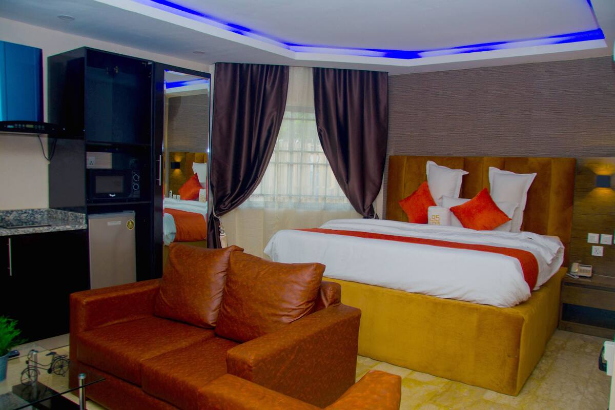 Luxury Apartment, 1 King Bed, Kitchen, City View | Premium bedding, down comforters, in-room safe, desk