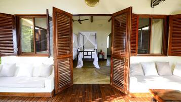 Kamar Double atau Twin Deluks, teras, pemandangan samudra | Seprai premium, selimut bulu angsa, brankas, dan meja kerja