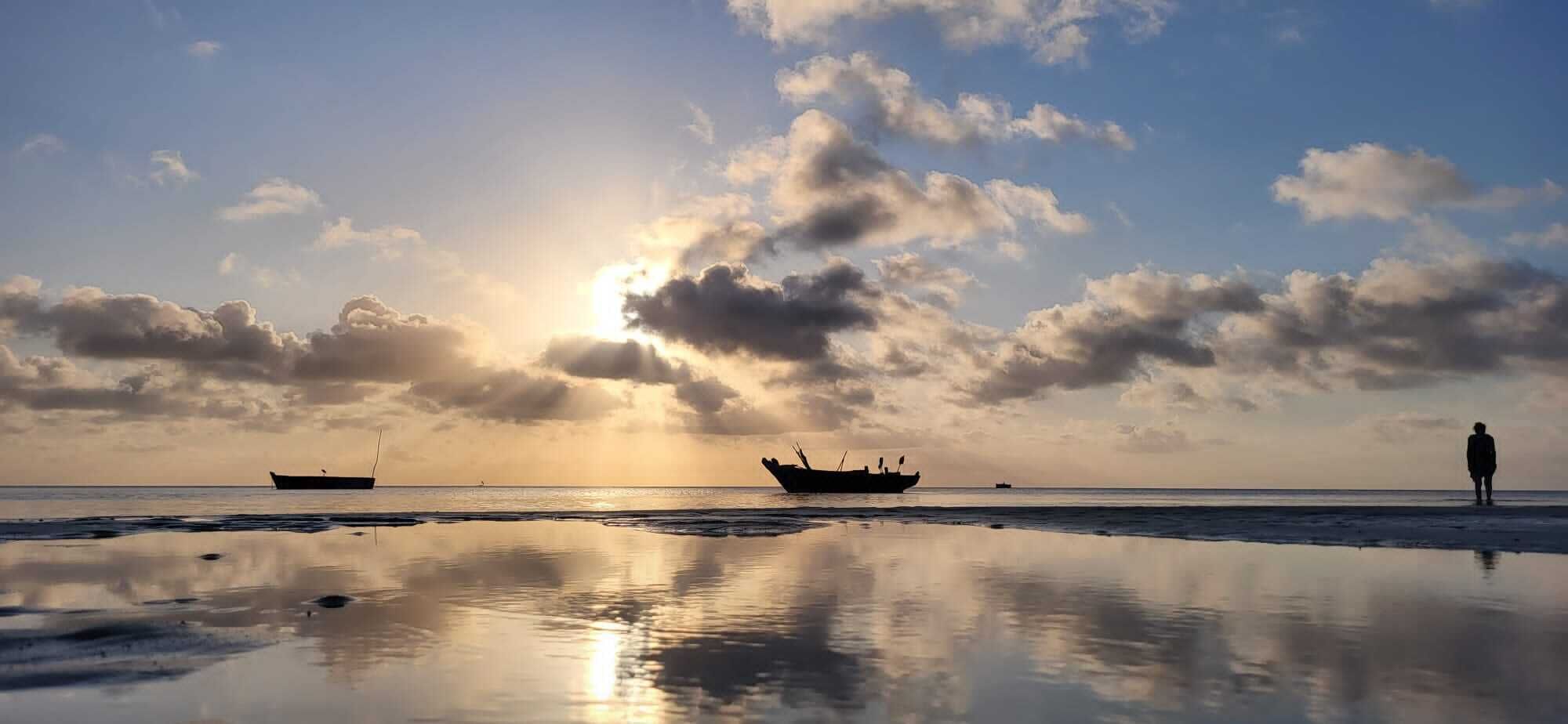 Una playa cerca, arena blanca, kayak