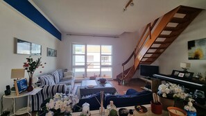 Smart-TV, DVD-Player, Bücher, Stereoanlage