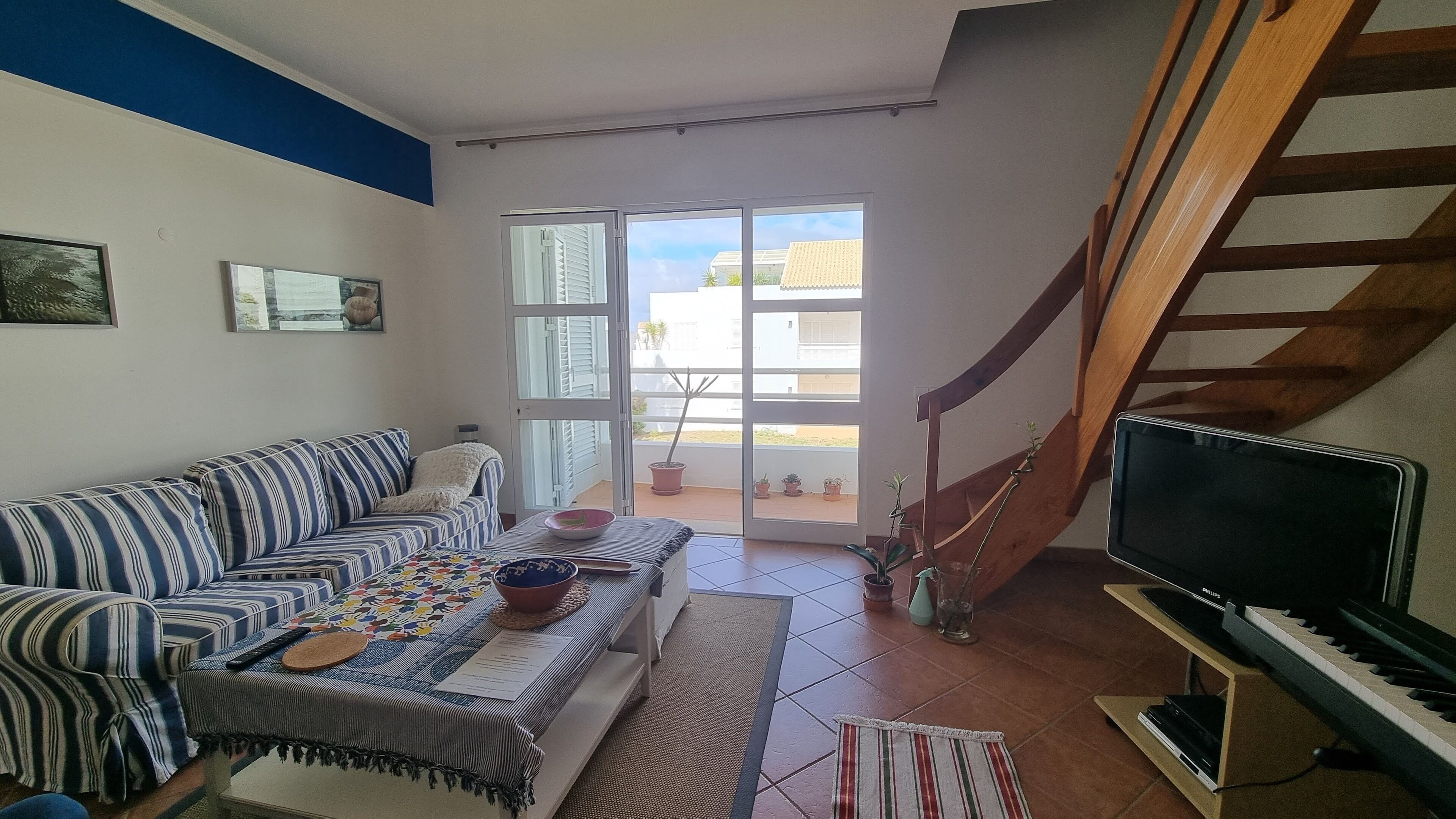 Smart TV, DVD player, books, stereo