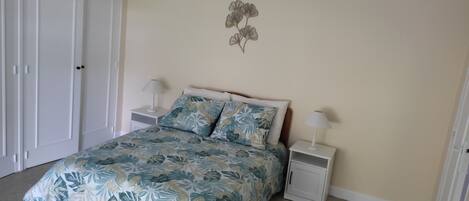 3 bedrooms, travel cot, WiFi, bed sheets