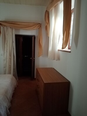 1 غرفة نوم ومكواة/لوح كي وواي فاي وملاءات أس�رّة