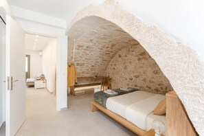 2 bedrooms, travel cot, WiFi, bed sheets