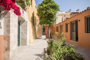 Exterior detail - Lindas Convent Garden Home 1
- beautiful courtyard to enjoy Mediterranean flair (Chania)