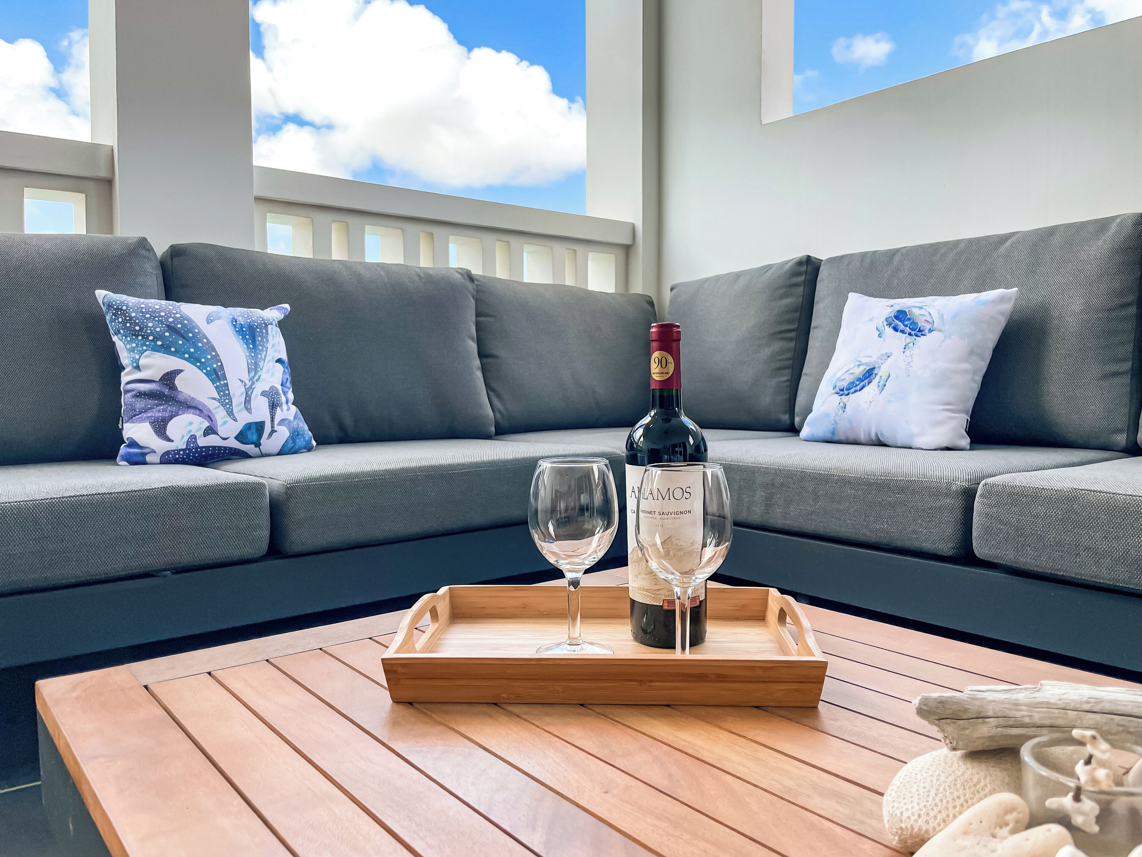 Een smart-tv, boeken, een stereo en een computerscherm