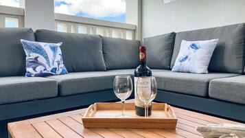 Smart TV, libros, estéreo, monitor de computadora