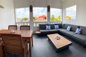 Een smart-tv, boeken, een stereo en een computerscherm