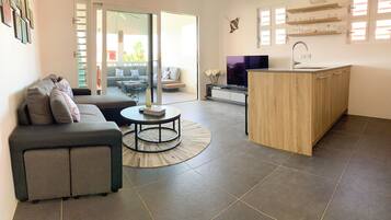 Smart TV, libros, estéreo, monitor de computadora