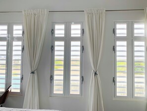 2 間睡房、房內夾萬、書桌、熨斗/熨衫板